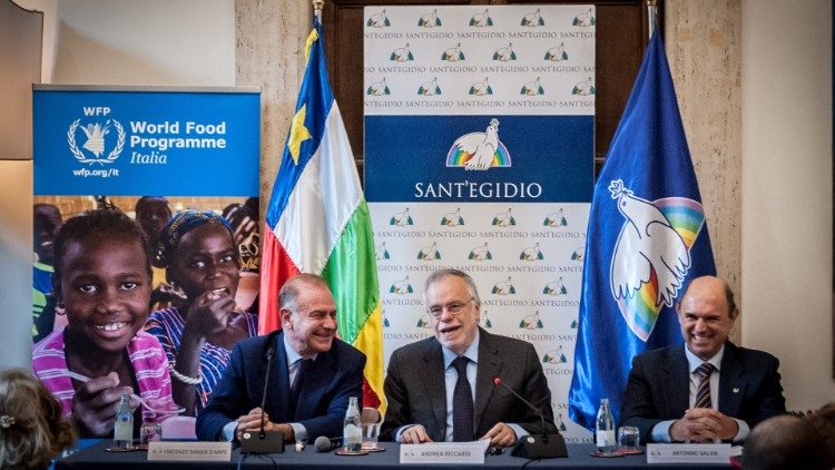 Die Sant'Egidio-Gemeinschaft richtet in Rom immer wieder Friedensgespräche aus, hier im Bild (Mitte) Sant#Egidio-Gründer Andrea Riccardi