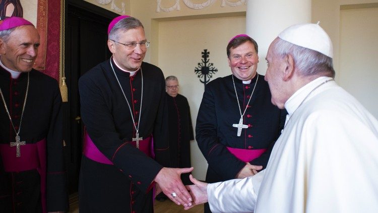 Kėvalas bei einer Begegnung mit dem Papst während dessen Besuch in Kaunas 2018