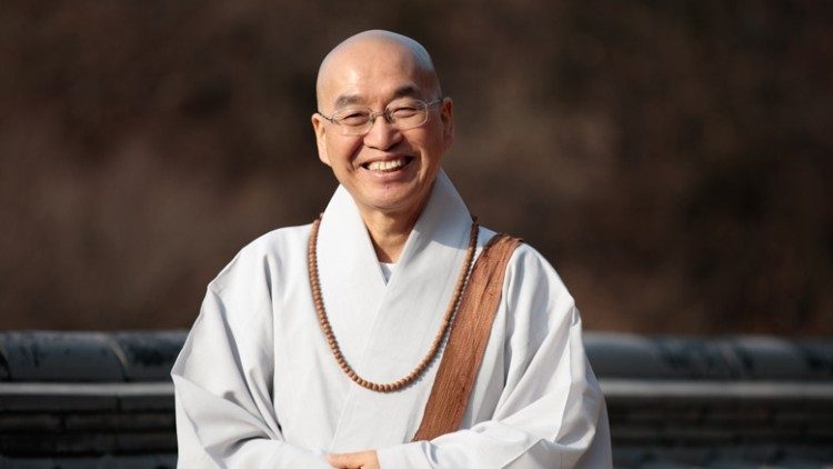 El venerabile Pomnyun, maestro Zen coreano, de la organización budista “Jungto Society”, ganador de la 37 edición del Premio Niwano