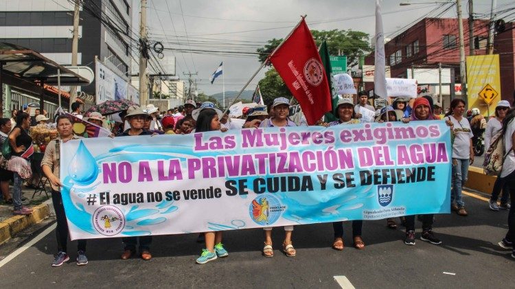 Manifestace proti privatizaci vody v Salvadoru.