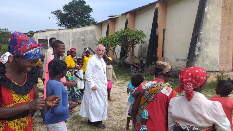 D. Jesús Tirso Blanco, Bispo de Lwena (Angola), em visita à Comunidade de Luxiha
