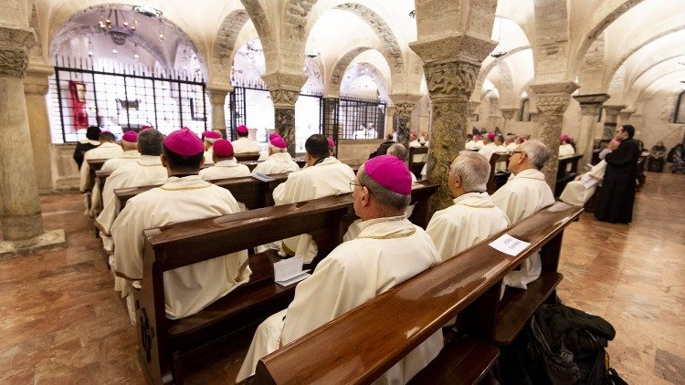 イタリア南部バーリ　聖ニコラ聖堂のクリプタで捧げられた司教らによるミサ　2020年2月20日