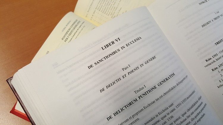 دستور رسولي للبابا الفرنسيس حول موضوع العقوبات الجنائية في الكنيسة