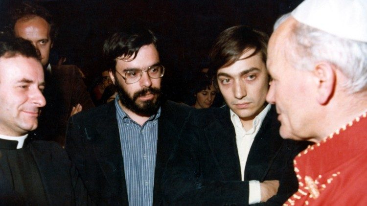 Un giovane Andrea Riccardi (il secondo da sinistra) con san Giovanni Paolo II 