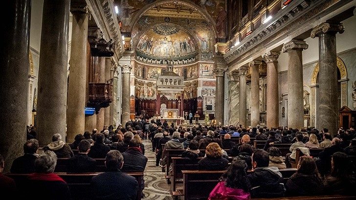 Preghiera serale della Comunità di sant'Egidio nella basilica di Santa Maria in Trastevere