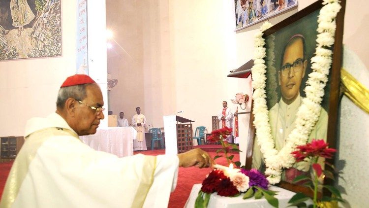 Archbishop Patrick D'Rozario of Dhaka, Bangladesh, paying homage to his predecessor Archbishop Theotonius  Ganguly.