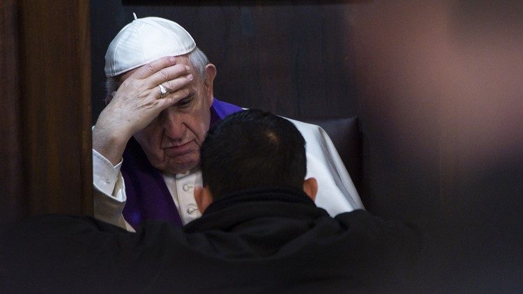 Le Pape recevant un prêtre en confession, en 2019 à la cathédrale Saint-Jean-de-Latran.