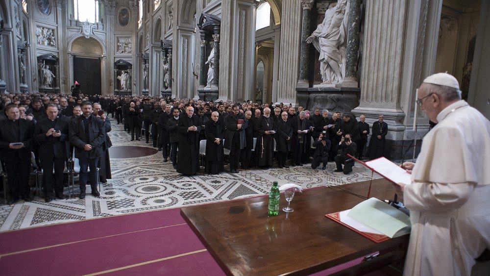 2017.03.02 Papa Francesco incontra i Parroci di Roma, Papa Francesco incontra il clero romano nella Basilica di san Giovanni in Laterano, Papa Francesco confessa i parroci, sacerdoti che si confessano