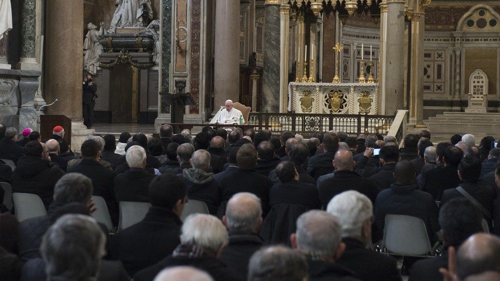 2017.03.02 Papa Francesco incontra i Parroci di Roma, Papa Francesco incontra il clero romano nella Basilica di san Giovanni in Laterano, Papa Francesco confessa i parroci, sacerdoti che si confessano