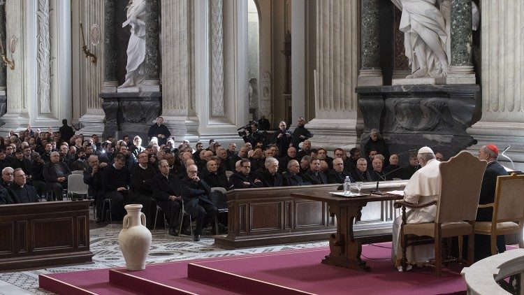Il Papa in un incontro con i sacerdoti di Roma