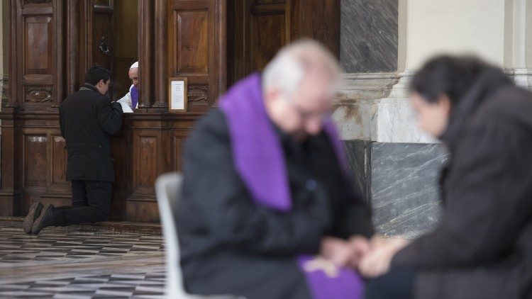 Papst Franziskus und weitere Priester hören die Beichte - was dabei gesagt wird, ist durch das Beichtgeheimnis geschützt