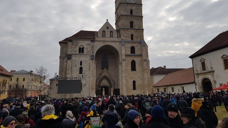 Több ezren vettek részt a szentelésen a gyulafehérvári székesegyház előtt   