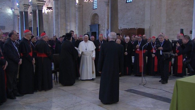 Megérkezik Ferenc pápa a mediterrán püspökök közé  