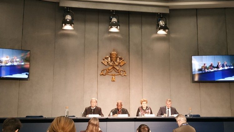 Der Pressesaal mit dem goldenen Papstwappen im Hintergrund während einer Kundgebung 2020
