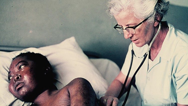 Bác sĩ Wanda Blenska chăm sóc bệnh nhân phong tại Uganda