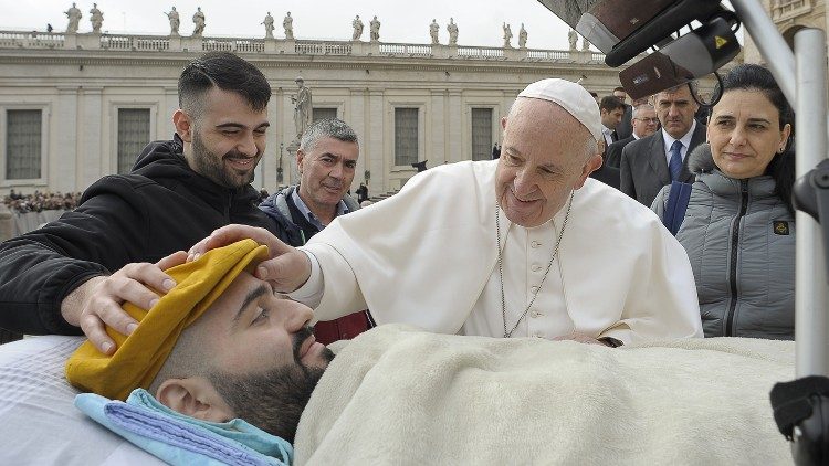 Papa Francisco saluda a Paolo Palumbo durante la audiencia general
