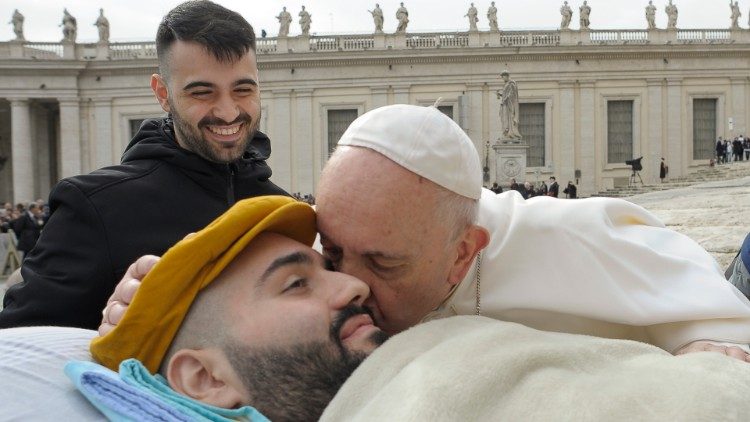 Папа Франциск с болен от АЛС по време на генерална аудиенция