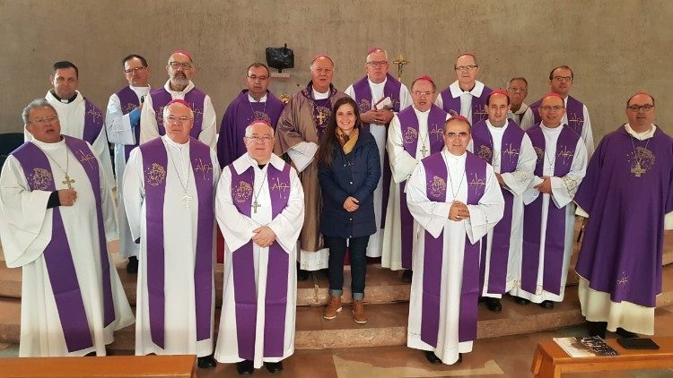 Karina entre os bispos, no último dia da visita ad Limina
