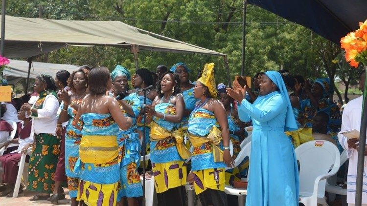 Coro di fedeli in Benin durante le celebrazioni 