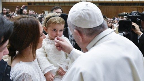 Papa Francesco: la donna è colei che fa il mondo bello 