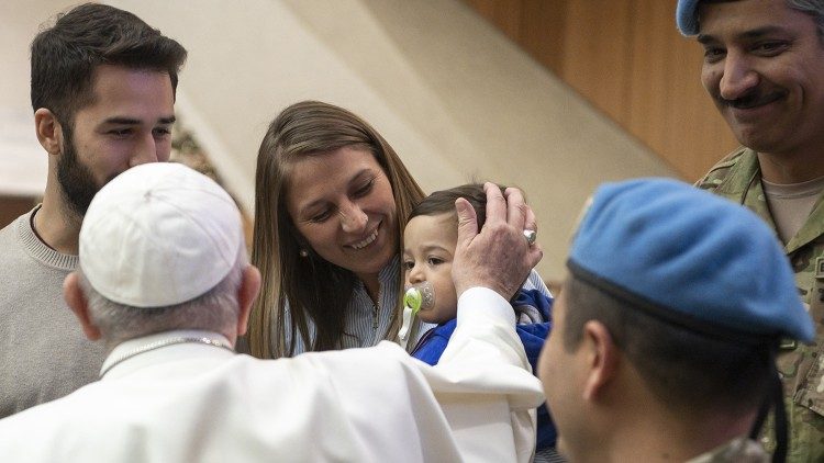 Papa Francesco saluta una mamma e il suo bimbo