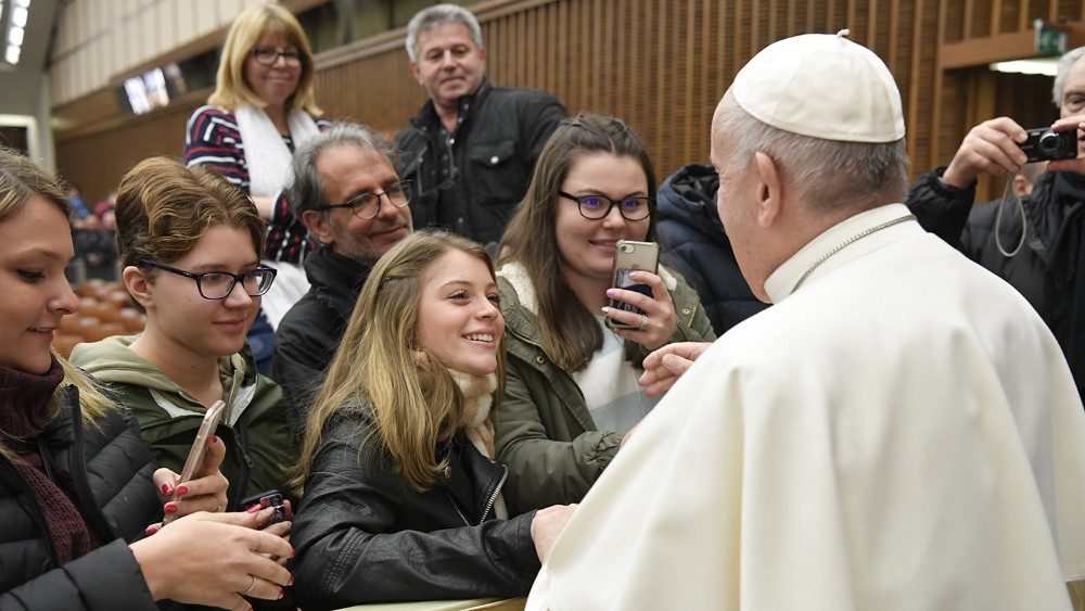 Papa Françesku përshëndet gratë në Vatikan