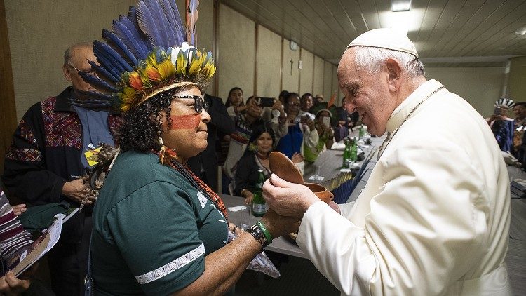 Papa Francesco e una donna indigena