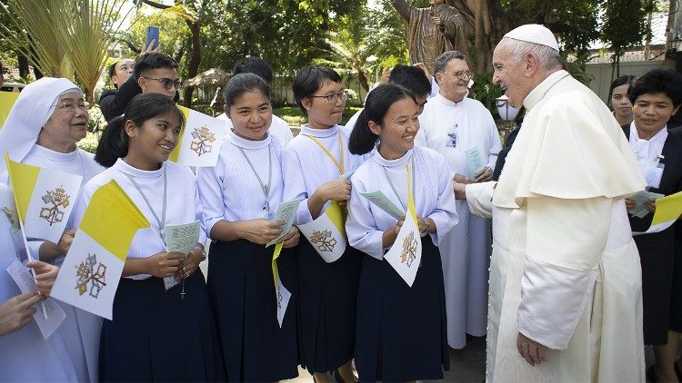 Ferenc pápa szerzetesnőkkel találkozik