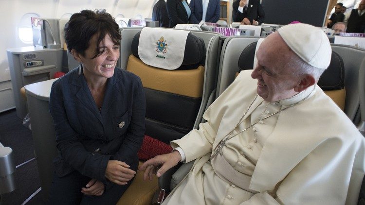 Papst Franziskus bei einer Auslandsreise mit einer Journalistin