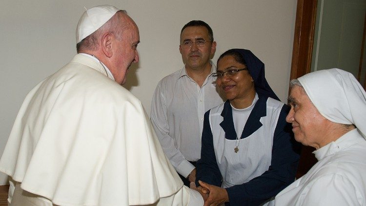 Papst Franziskus mit Ordensschwestern