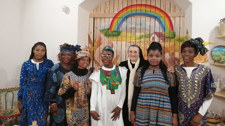 Schwester Rosalia Caserta und ihre nigerianischen Schützlinge