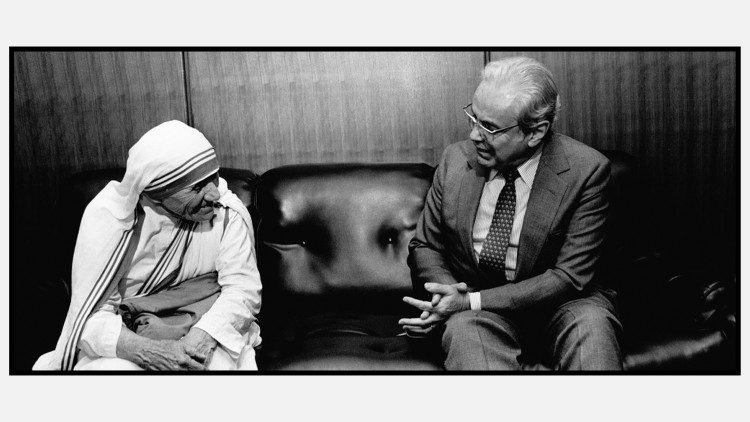 Javier Perez de Cuellar, Segretario Generale del'ONU, incontra Madre Teresa nell'ottobre 1985. (Foto UN)