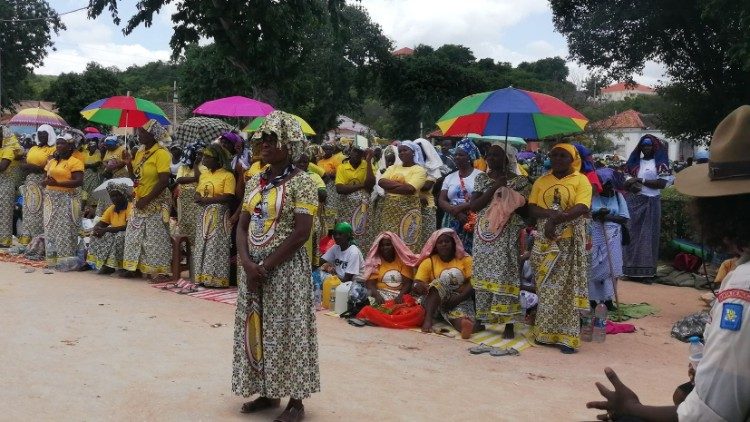 Mulheres católicas no Santuário da Muxima, em Angola