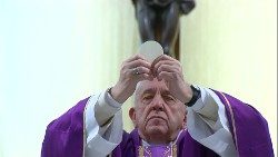 2020.03.10-Papa-Francesco-celebra-la-Messa-a-Casa-Santa-Marta-08.jpg