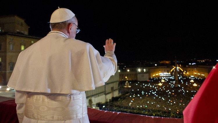 Le 13 mars 2013, après son élection, le Pape François apparaît pour la première fois à la "loggia" de la basilique Saint-Pierre.