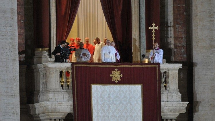 ĐTC Phanxicô xuất hiện lần đầu tiên tại quảng trường thánh Phêrô trong tư cách là Giáo hoàng, 13/3/2013