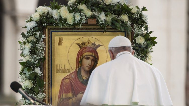 Le Pape François en prière devant une icône de la Vierge Marie
