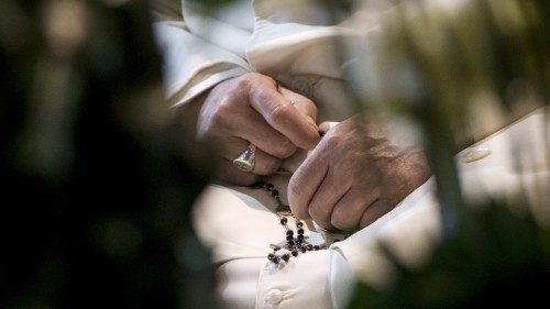 Intensificar a reza do Terço em maio: Papa propõe duas orações