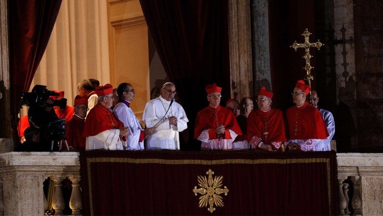 Papst Franziskus nach seiner Wahl am 13.3.2013 auf der Mittelloggia des Petersdoms