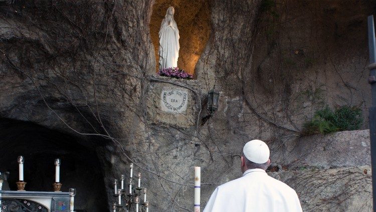 Папа Франицск пред Лурдската пещера във Ватиканските градини