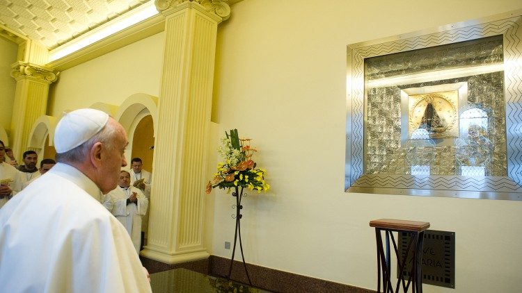 Papa em visita ao Santuário Nacional em 2013