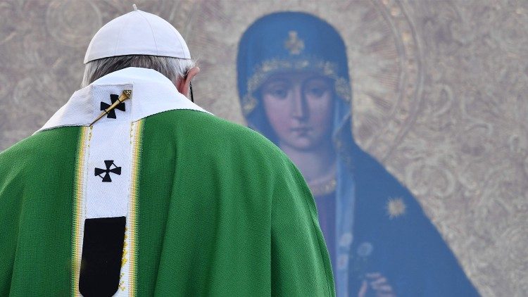  Papa Francesco e l'omaggio alla Madonna di Trakai durante la Messa a Kaunas, in Lituania nel 2018