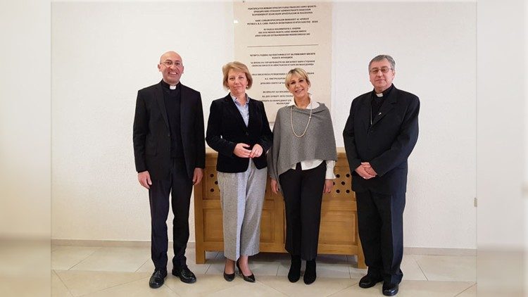 Бискупот Стојанов со државната секретарка Метелко - Згомбиќ