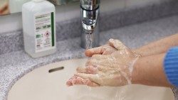 wash-hands-4906750_1920.jpg