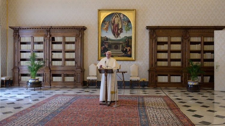 Papa Franjo tijekom molitve Anđeoskog pozdravljenja u biblioteci Apostolske palače