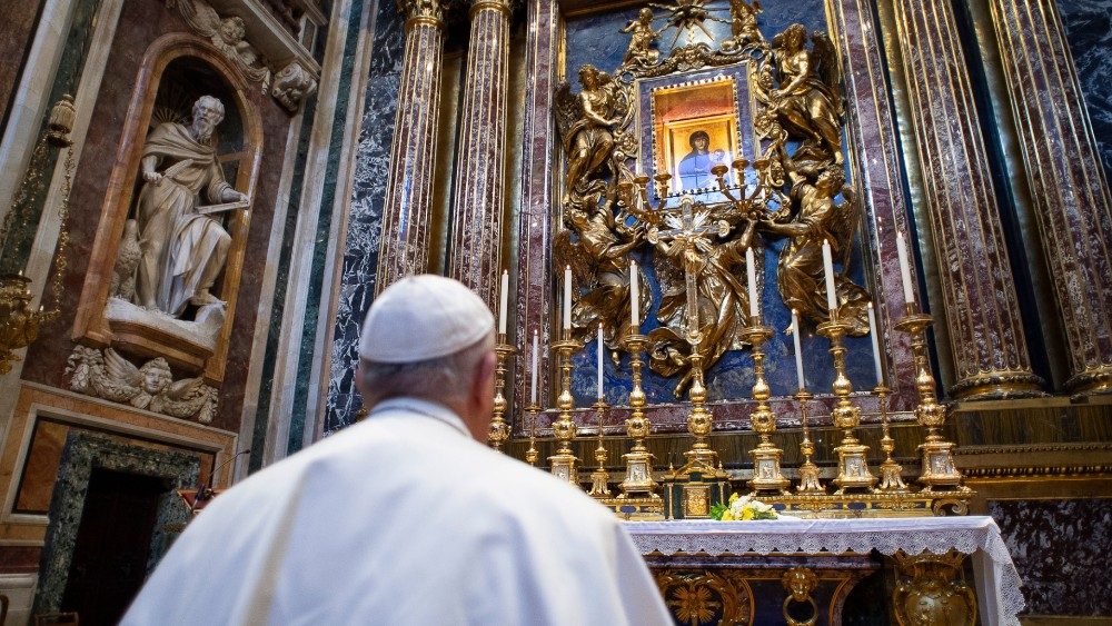 Pápež sa modlí pred ikonou Panny Márie Salus populi romani