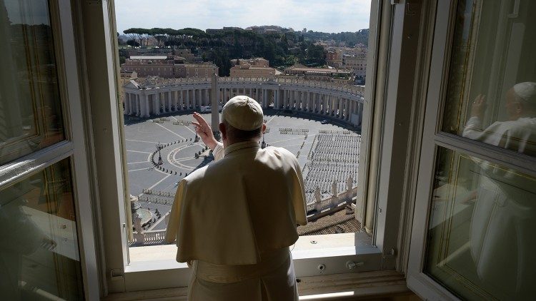 Papežev pogled po opoldanski molitvi na prazen Trg sv. Petra.