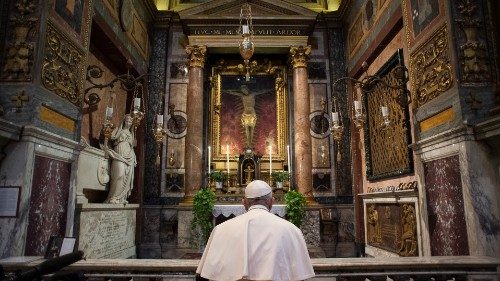 Le due preghiere del Papa per invocare la “fine della pandemia”