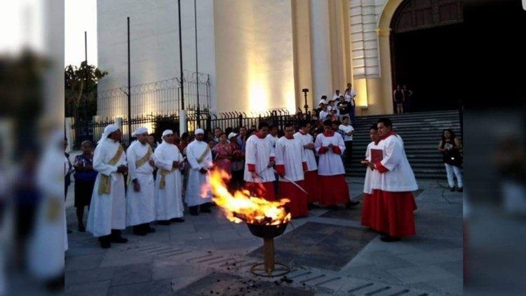 Sábado Santo, la bendición del fuego en San Salvador