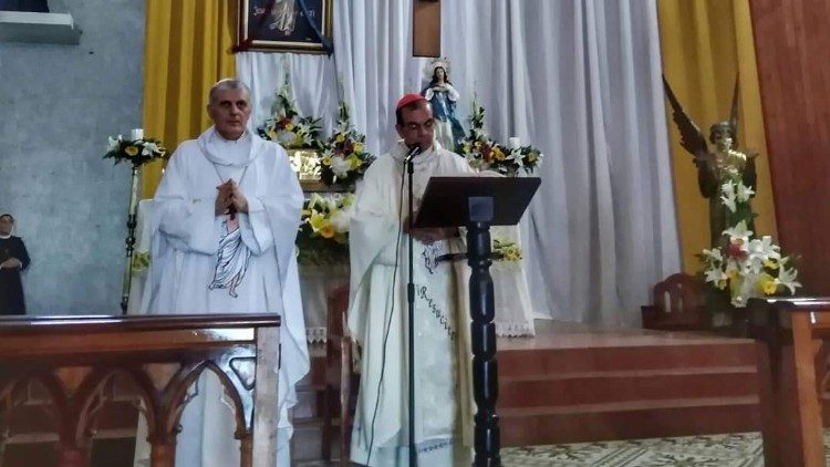 El Cardenal Gregorio Rosa Chávez concelebrando con él, el Nuncio Apostólico